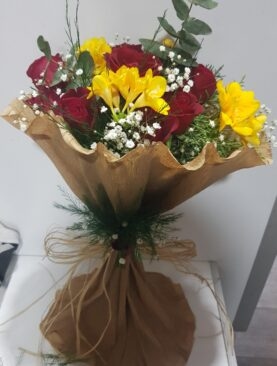 7 kırmızı gül ve frezya buket