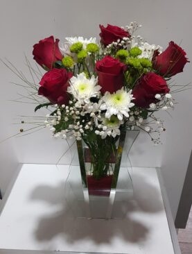 beyaz papatya kırmızı gül vazo