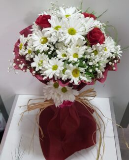 beyaz papatya 3 kırmızı gül buket