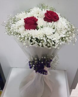 beyaz papatya kırmızı gül buket