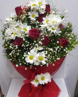 7 kırmızı gül ve beyaz papatya buket