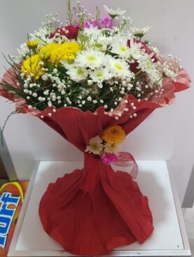 renkli papatya kırmızı gül buket