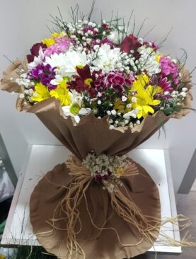 renkli papatya kırmızı gül buket