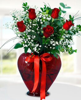 5 kırmızı gül kalp vazo