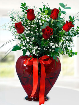 5 kırmızı gül kalp vazo
