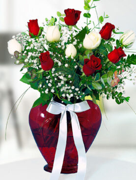 5 beyaz gül 6 kırmızı gül kalp vazo