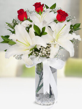 beyaz lilyum 3 kırmızı gül vazo