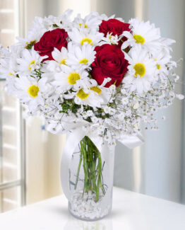 beyaz papatya 3 kırmızı gül vazo